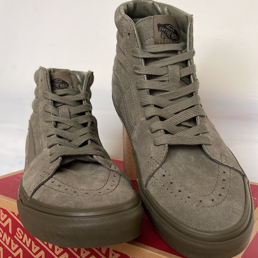 Vans Men’s Sk8-Hi
Mono Suede Olive
VN000CP9OLV
SNEAKERS - Picture 8 of 16